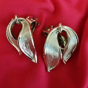 Lisner Clip On Earrings Gold Tone Ribbon Shape